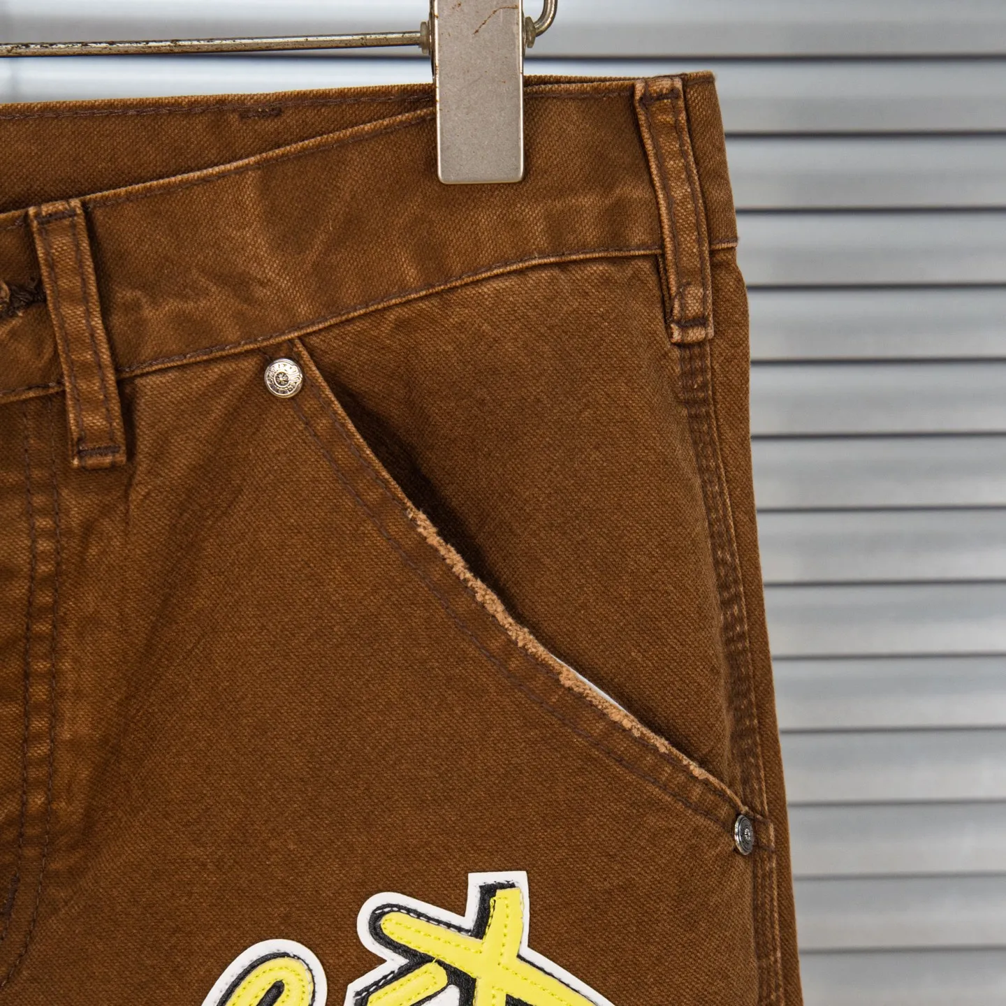 P260 Chrome Hearts new logging pants, yellow patchwork leather embroidered jeans, are a hot trend this season and are sought after by countless celebrities and fashionistas. The neat details of the cutting process add color to the playful fashion! The neat and meticulous design, and the well-fitting structure is unique. The upper body not only has outstanding recognition, but also looks younger and younger. A style with the ultimate wearing meaning and performance, gorgeous color matching, and the craftsmanship of this style is also extremely extraordinary. After the finished product is washed, it is disassembled and hand-made with sheepskin cross leather and then spliced ​​together to complete. The whole piece has too many craftsmanship to describe. It is decorated with patchwork cross flowers and high-waisted washed jeans! ! Absolutely high-end luxury product, a god-level single product, a super popular product, made by top heavy industry, a magic weapon that cannot be missed. Style number: 1848# Size: 28 30 32 34 36 Color: yellow brown